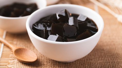 Herbal Jelly, Instant Dessert, Chinese Street Food, Grass Jelly, Jelly Desserts, Instant Rice, Dessert Photography, Iced Tea Recipes, Asian Desserts