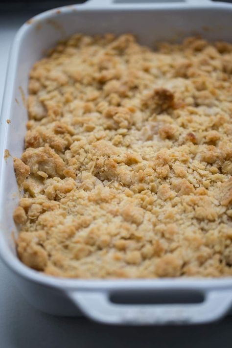 baked apple crisp in a white baking dish Apple Crisp Recipe With Oats, Apple Crisp Without Oats, Recipe With Oats, Apple Crisp Pie, Best Apple Crisp Recipe, Apple Crisp Cheesecake, Healthy Apple Crisp, Best Apple Crisp, Easy Apple Crisp Recipe