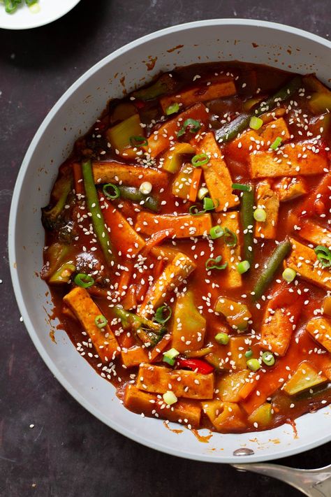 Crispy tofu and tender vegetables in sweet-and-spicy gochujang make this tofu stir fry a go-to weeknight meal. With just a few ingredients, you can have this dish on the table in less than 20 minutes! Gochujang Vegetables, Gochujang Stir Fry, Gochujang Tofu Recipe, Tofu Broccoli Stir Fry, Zucchini Stir Fry, Quick Vegan Dinner Recipes, Gochujang Recipe, Steamed Tofu, Vegetarian Stir Fry