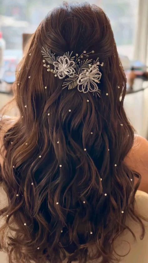 Hair Ideas For Engagement Party, Open Hair Accessories, Hairstyle Ideas For Engagement, Indian Wedding Hairstyles Bridesmaid, Hair Design For Engagement, Reception Party Hairstyles, Wedding Aesthetic Hairstyle, Open Hair Bride Hairstyle, Reception Bridesmaid Hairstyle