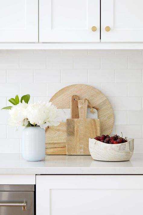 white peonies with wooden chopping boards in white shaker kitchen with brass hardware Wooden Benchtop Kitchen, Counter Top Styling, Wood Kitchen Accessories, Brass Kitchen Hardware, Natural Wood Kitchen, Kitchen Decor Styles, 2022 Kitchen, Kitchen Countertop Decor, Kitchen Simple