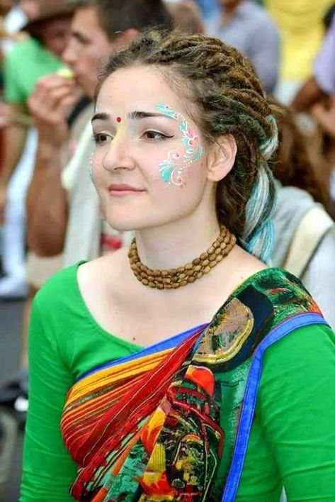 Gopi Dots Face Paintings, Devotee Of Krishna, Krishna Accessories, Gopi Dots, Kolka Art, Movie Night Photography, Couples Hidden Face Pics, Krishna Consciousness, Bridal Art