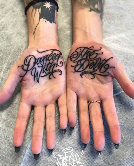 Traditional Chicano Tattoos, Latest Tattoo Design, Hand And Finger Tattoos, Palm Tattoos, Cat Tattoos, Geniale Tattoos, Latest Tattoos, Tattoo Lettering Fonts, Tatuaje A Color