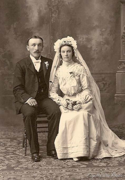 1900 Victorian Bride, Vintage Wedding Photos, Beautiful Beach Wedding, Antique Wedding, Wedding Gowns Vintage, Antique Clothing, Bridesmaid Outfit, Bride Gowns, Vintage Bride