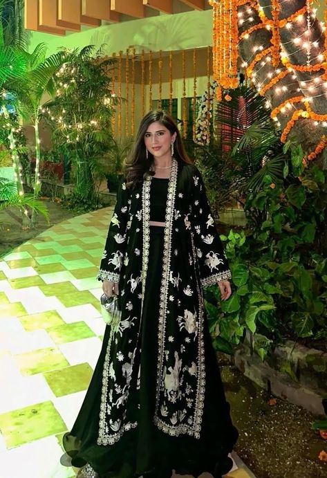 Velvet Suit Designs Pakistani, Barat Outfit, Velvet Long Shirt, Barat Dress Ideas, Barat Dress, Shadi Dress, Desi Dress, Simple Dress Casual, Shadi Dresses