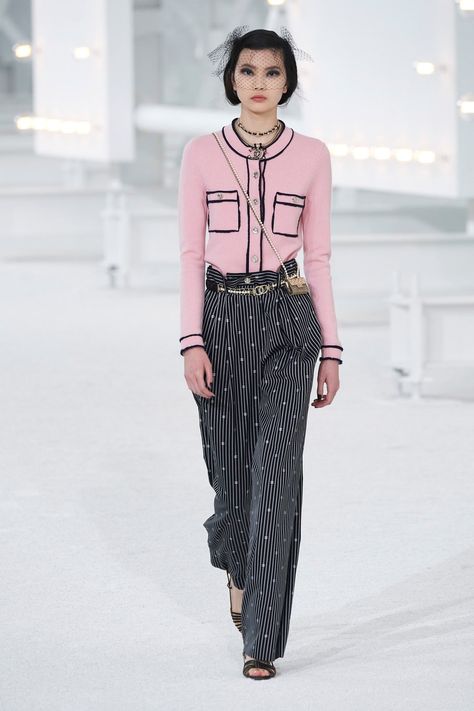 Chanel Spring 2021 Ready-to-Wear collection, runway looks, beauty, models, and reviews. Chanel 2021, Chanel Style Jacket, Moda Chanel, Chanel Outfit, Mode Chanel, Chanel Style, Chanel Spring, Classy Style, Chanel Fashion