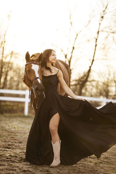 Horse Prom Photoshoot, Posing With Horses Photo Ideas, Xv Pictures With Horse, Senior Pictures With Horses Dress, Big Dress Horse Photoshoot, Horses Photoshoot Ideas, Dress And Horse Photoshoot, Prom Dress Horse Photoshoot, Graduation Photos With Horses