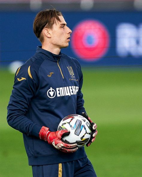 Lunin Real Madrid, Best Football Players, Goalkeeper Gloves, European Football, Republic Of Ireland, Football Players, Real Madrid, Ukraine, Madrid