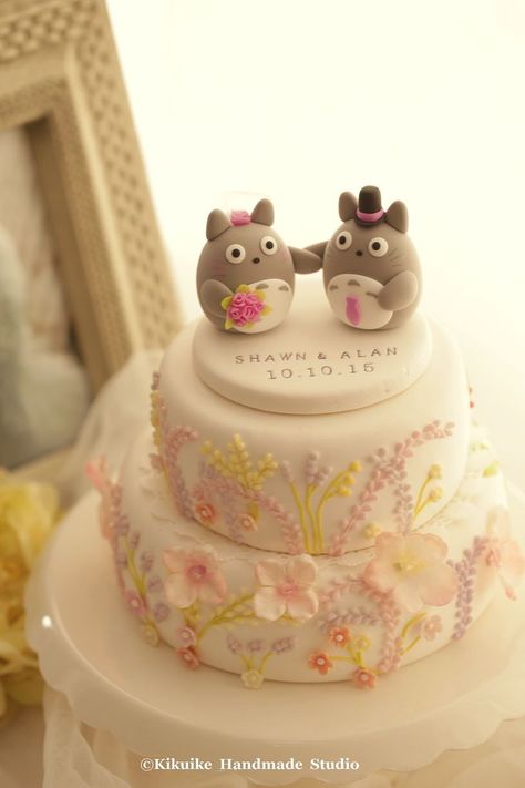 Totoro Stuff, Jojo Wedding, Middle Earth Wedding, Totoro Cake, Wedding Budget List, Nerdy Wedding Cakes, Nerdy Wedding, Fondant Cake Designs, Anime Wedding