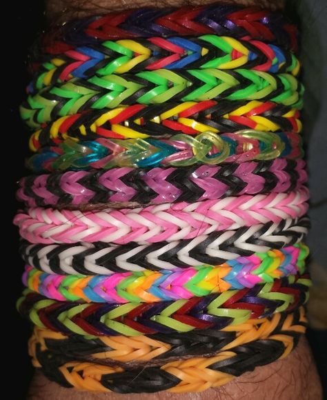 Rainbow loom bracelet mania Rainbow Loom Single Chain, Loom Bands Designs, Loom Bands Tutorial, Loom Band Patterns, Rainbow Loom Bracelets Easy, Rainbow Loom Bracelet, Loom Band Bracelets, Rainbow Looms, Rainbow Loom Designs