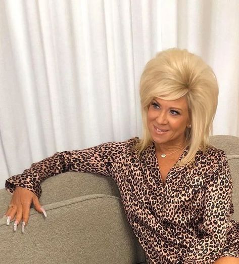 Theresa Caputo Long Island Medium, Real Long Nails, Theresa Caputo, Long Island Medium, Big Blonde Hair, 60s Hair, Long Fingernails, Beehive Hair, Bouffant Hair