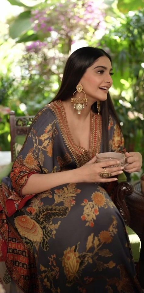 Sonam Kapoor Western Outfits, Sonam Kapoor Traditional Outfits, Sonam Kapoor Suits, Sonam Kapoor Fashion Casual, Sonam Kapoor Jewellery, Indian Kaftan Dress, Indian Actresses Outfits Casual, Sonam Kapoor Indian Outfits, Sonam Kapoor Outfits