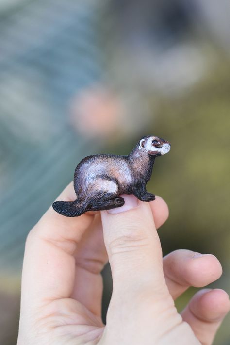 Polymer Clay Ferret, Clay Ferret, Animals Ceramics, Model Magic Clay, Ferret Ideas, Polymer Clay Brooch, Clay Project Ideas, Clay Brooch, Cowl Patterns