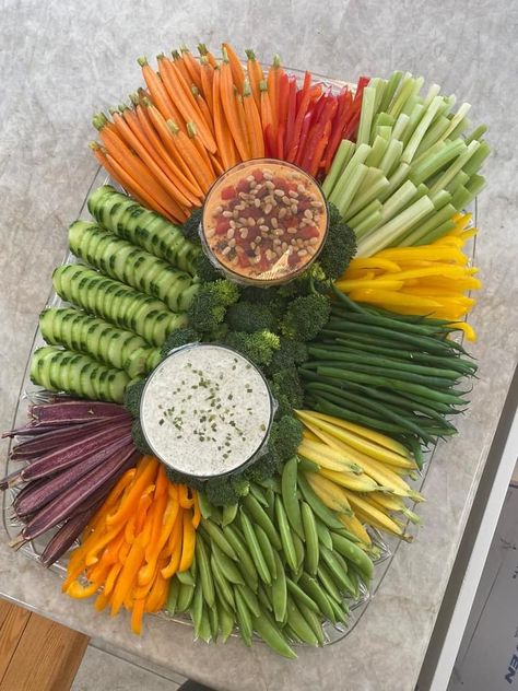 Party Appetizers Vegan, Vegan Christmas Appetizers, Appetizers Vegan, Holiday Party Appetizers, Fruit Platter Designs, Vegan Party Food, Vegan Party, Vegetable Tray, Food Buffet