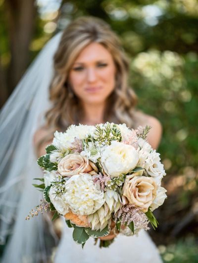 Pretty and traditional bouquet: http://www.stylemepretty.com/california-weddings/agoura-hills/2015/02/27/rustic-meets-romantic-vineyard-wedding/ | Photography: William Innes - http://innesphotography.com/ Wedding Picture Poses, Bridal Pictures, Foto Tips, Wedding Photos Poses, Bridal Photography, Bouquet Of Flowers, Wedding Photography Poses, Bridal Photos, Wedding Cake Designs