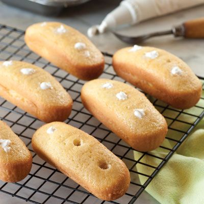 iClassic Snacks Made from Scratch/i Twinkies. Our kids will know what Twinkies are in the future!!! Homemade Twinkies, Twinkies Recipe, Homemade Snacks, Copycat Recipes, Yummy Treats, Homemade Recipes, Cupcake Cakes, Sweet Tooth, Sweet Treats