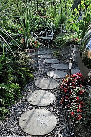 rock path with round stones Round Stone Pathway, Paved Courtyard, Round Pavers, Compound Design, Circle Garden, Rock Pathway, Rock Path, Bay Cottage, Walkway Landscaping