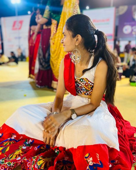 Make them stop and stare❤️🪄 . . . . . #post #postoftheday #pose #posemaker #navratri #navratrispecial #navratri2024 #viral #viralpost #viralpictures #insta #instagood #instagram #instalike #instafashion #instalove #instamood #instadaily #instaphoto #instachile #instastyle #trending #trendingnow #trendingsongs #gujju #gujjulove #gujjugirl #rajkotian ✨ Trending Songs, Navratri Special, Viral Post, Trending Now, Insta Fashion, Instagram