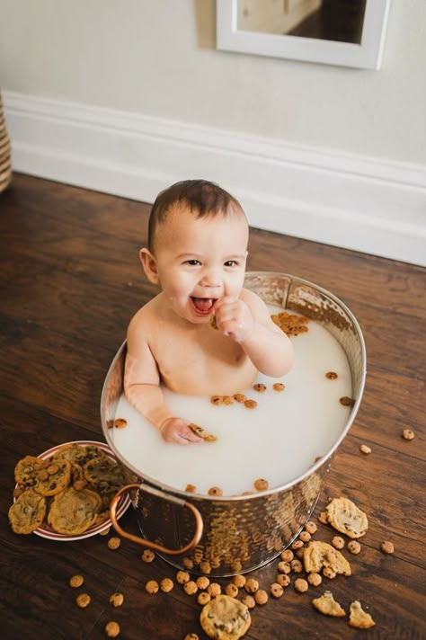 Cookie Monthly Milestone Pictures, Baby Cookie Photoshoot, Cookie Milk Bath, Hazel Pictures, 6 Month Milk Bath, Milkbath Photography, 6 Month Baby Picture Ideas Boy, Baby Milk Bath, Milk Bath Photos