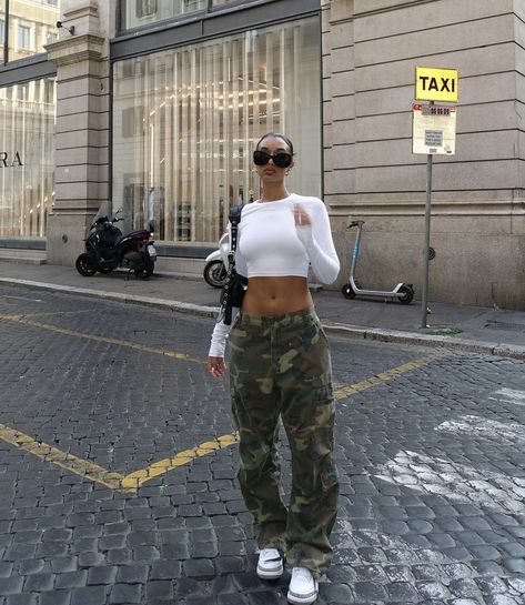 Camo Pants Outfit Winter, Army Cargo Pants Outfit, Cropped Jacket Outfit, Camo Pants Outfit, Army Cargo Pants, Cargo Outfit, Androgynous Outfits, Nude Outfits, Camo Outfits