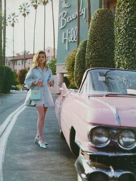 A young Kate Moss looking "Clueless" at the Beverly Hills hotel Alli Simpson, 50s Aesthetic, Mode Editorials, Beverly Hills Hotel, Model Pose, Foto Poses, Trik Fotografi, Naomi Campbell, Vintage Vogue