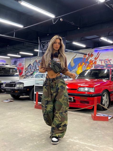 Military Pants Outfit Women, Wide Leg Cargo Pants Outfit, Baggy Pants Outfit, Camo Pants Outfit, The Fast And The Furious, Steet Style, Cargo Outfit, Fast And The Furious, Military Cargo Pants