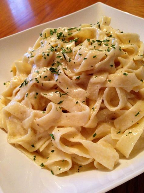 Alfredo Olive Garden, Fettuccine Alfredo Olive Garden, Vegan Transformation, College Cookbook, Vegan Fettuccine, Meatless Food, Vegan Copycat, Vegan Fettuccine Alfredo, Fettucini Alfredo