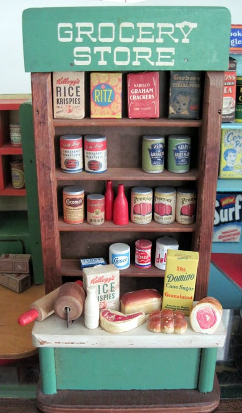 I was just thinking how much I LOVED playing grocery store as a kid. Cardboard boxes stacked on top of each other did the trick for our "grocery shelves... Old Dollhouse, Play Grocery Store, Pretend Food, Play Shop, Toy Rooms, Playroom Ideas, Kids Kitchen, Play Food, Dramatic Play