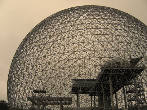 Buckminster Fuller creator of the geodesic dome and many other crazy inventions. Forefather of the prefab Richard Buckminster Fuller, Dome Architecture, A Single Man, Richard Rogers, Geodesic Domes, Architectural Forms, John Lautner, Architecture Classic, Buckminster Fuller