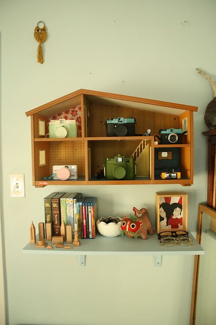 1920s Dollhouse, Trinket Shelf, Dollhouse Shelf, Lundby Dollhouse, House Shelves, Retro Interior Design, Kids Playground, Eclectic Home, Dream Decor