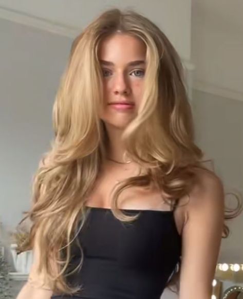 Gold Jewelry On Blondes, Victorias Secret Blonde Hair, Long Blonde Waves, Rich Golden Blonde Hair, Light Caramel Blonde Hair, Brown Hair Golden Highlights, Golden Dirty Blonde Hair, Natural Honey Blonde Hair, Golden Honey Blonde Hair Caramel