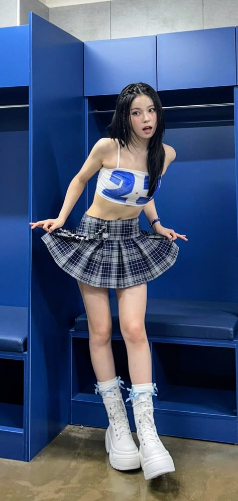 K Pop Idols Female Outfits, Kpop Body Reference Girl, Girl Full Body Reference, Idol Reference Pose, Kpop Idols On Stage, J Pop Idol, Kpop Poses Reference, Kpop Idol Body Type, K Pop Idols Female