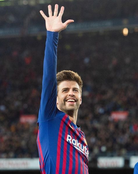 Pique Barcelona, Barcelona Photos, Milan Football, Lionel Messi, Fc Barcelona, Bad Girl, Football Players, Instagram Story, Barcelona