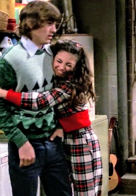 Mila Kunis ( in character ) “Jackie Burkhart” / That 70’s Show with Ashton Kutcher as Michael Kelso “The Best Christmas Ever” season 1 episode 12 shared to groups 12/25/23 Kelso Outfits, Jackie And Kelso, That 70s Show Aesthetic, Michael Kelso, Jackie Burkhart, 70s Christmas, Christmas Episodes, Ashton Kutcher, That 70s Show