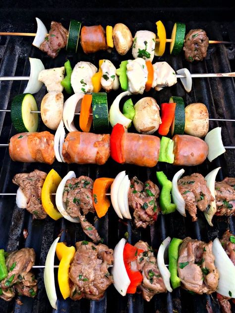 Grilled Skewers, Shishkabobs Recipe, Sausage And Vegetables, Grilled Vegetable Recipes, Argentina Food, Lamb Dinner, Seafood Mix, Mixed Grill, Skewers Grill