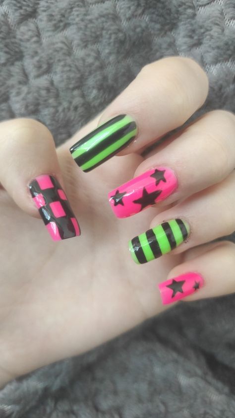 Scene aesthetic nails Pink Green Black Nails, Scene Nails Simple, Scene Nails Acrylic, Short Scene Nails, Scene Emo Nails, Emo Nails Short, Emo Nails Ideas, Neon Pink And Green Nails, Nails No Charms