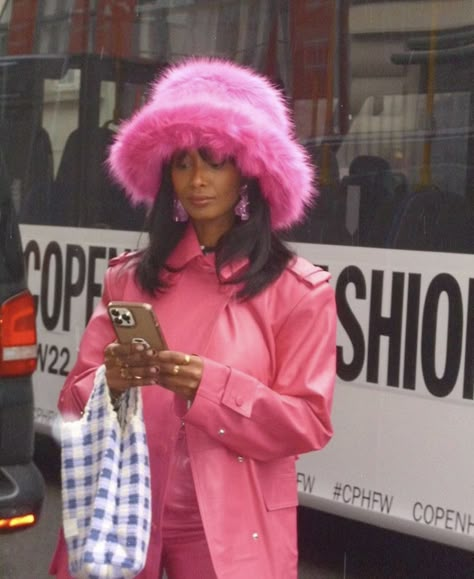 Fluffy Hat Outfit, Fluffy Bucket Hat Outfit, Pink Fur Hat, Fluffy Bucket Hat, On The Spectrum, Fall Winter Fashion, Hat Outfit, The Best Outfits, Best Outfits