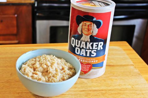 Quaker oatmeal is a classic breakfast choice. It is rich in fiber and can be sweetened easily with brown sugar, maple syrup and honey. Quaker oats are easy to cook and just require boiling water and adding the toppings of your choice, such as raisins, coconut or nuts. Pair Quaker oatmeal with some cooked eggs … Quaker Oats Recipes, Quaker Oats Oatmeal, Quaker Instant Oatmeal, Quick Oatmeal, Oats Recipes Breakfast, Quaker Oatmeal, Old Fashioned Oats, Old Fashioned Oatmeal, Oat Cereal