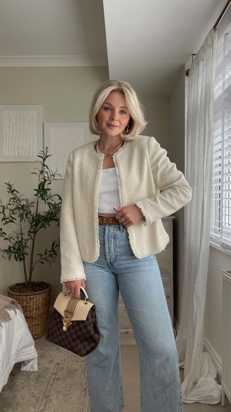 Laura Byrnes Hair, Styling Blue Jeans, Loewe Top, White Blazer Outfits, Laura Byrnes, Clothing Trends, Casual Chic Outfit, Chic Outfit, Blazer Outfits