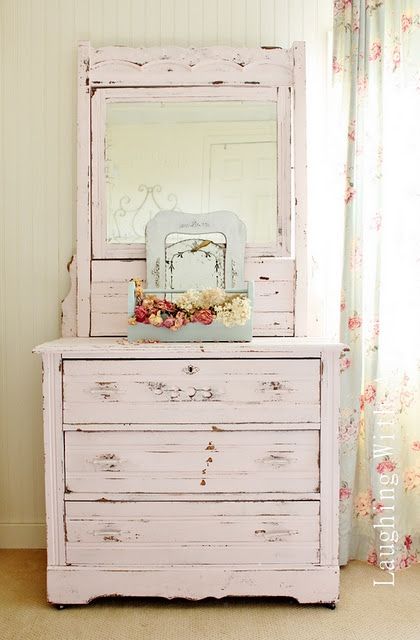 White Dresser With Mirror, Painted Dressers, Pink Dresser, Deco Rose, Shabby Chic Dresser, Distressed Furniture, Shabby Cottage, Shabby Vintage, Shabby Chic Homes