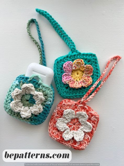 Crochet Bags: Free Patterns for Fashionable Functionality Crochet Ear Pods Case, Crochet Ipod Cases, Crochet Small Bag Pattern Free, Crochet Bag Patterns Free, Crochet Pouch Pattern, Crochet Potli Bag, Small Bag Pattern, Crochet Small Bag, Handmade Flowers Tutorial