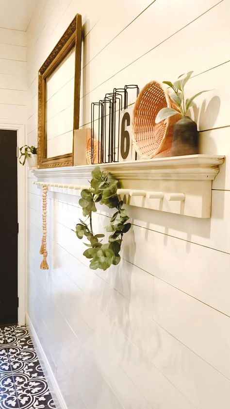 Peg Shelf, Ledge Decor, Shabby Furniture, Rustic Farmhouse Living Room, Picture Ledge, Diy And Home Improvement, Shabby Chic Kitchen, Laundry Room Makeover, Updating House