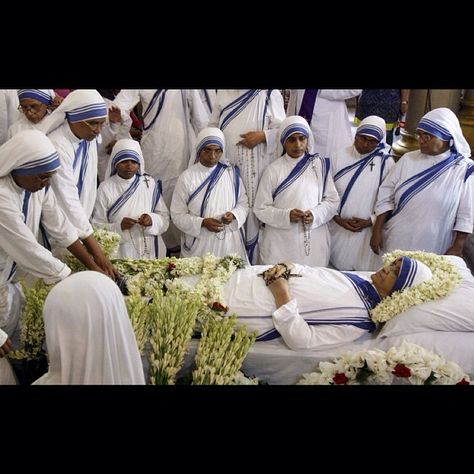 Sr. Nirmala Joshi, who succeeded Blessed Teresa of Kolkata as superior general of the Missionaries of Charity and led the order for 12 years until retiring in 2009, died early Tuesday in Kolkota at age 81. Pope Saint John Paul Ii, Missionaries Of Charity, Teresa Of Calcutta, Saint Teresa Of Calcutta, St John Bosco, St Monica, Maria Goretti, St Faustina, St John Paul Ii