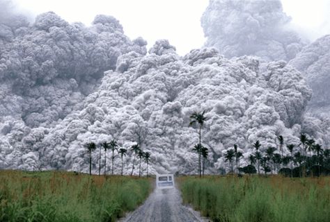 Volcanic ash pouring across land in the Phillipines Photos From History, Mount Pinatubo, Pyroclastic Flow, Dust Storm, Volcanic Ash, History Page, Manila Philippines, World Photography, Rare Photos