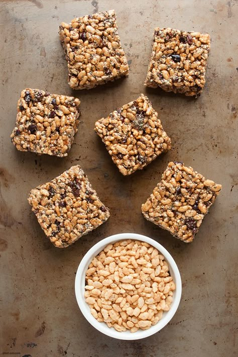 Up your rice crispy game with some chia, cacao and hemp for a healthier treat. | Healthy Superfood Rice Crispy Treats from small-eats.com Simple Rice Recipes, Rice Crispy Treats Healthy, Protein Rice Crispy Treats, Crispy Rice Recipe, Super Rice, Rice Crispies Recipe, Crispy Granola, Recipe Air Fryer, Rice Healthy