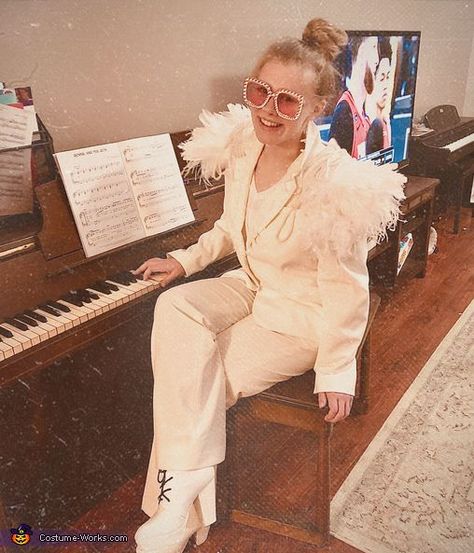 Elton John Makeup Look, Elton John Halloween Costume, Costumes With Glasses, Fantasia Diy, Elton John Costume, Feather Costume, British Costume, Singer Costumes, Diy Costumes Women