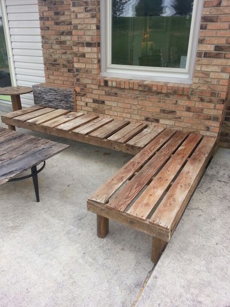 Recaimed wood outdoor bench/ For the corner section around the firepit? Add some cushions? Outdoor Corner Seating, Outdoor Corner Bench, Diy Bench Seat, Corner Bench Seating, Diy Bank, Diy Wood Bench, Outdoor Storage Bench, Diy Bench Outdoor, Corner Seating