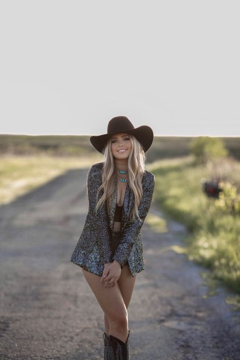 Western Outfits Women For Pictures, Punchy Cowgirl Aesthetic, Western Influencer Photography, Western Fashion Photography, Senior Picture Ideas Western Outfits, Western Photo Shoot Outfit, Western Outfits Women Photoshoot, Senior Western Photoshoot, Edgy Western Photoshoot