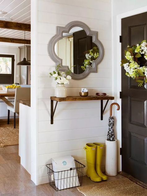 9 Entryway Storage Ideas for a Clutter-Free Home Best Living Room Design, Living Room Designs Small Spaces, Farmhouse Side Table, Mud Room Storage, Diy Entryway, Foyer Decor, Clutter Free Home, Foyer Decorating, Foyer Design