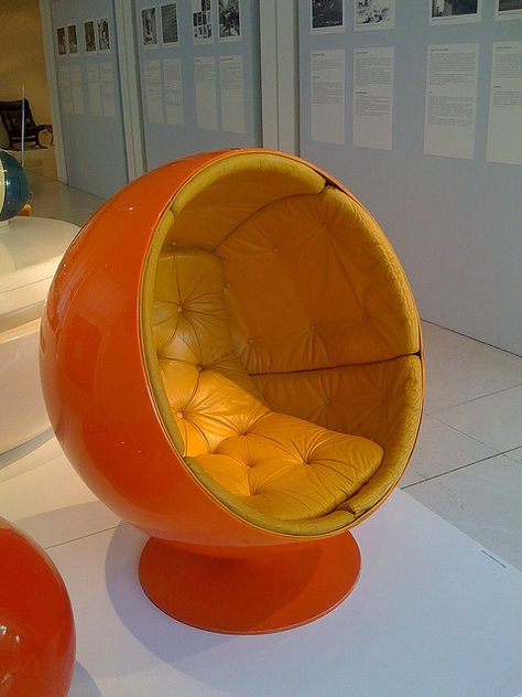 Would looovee to have one of these! 70s Interior, Retro Interior Design, Ball Chair, Room Deco, Retro Interior, Funky Furniture, Room Inspiration Bedroom, Room Ideas Bedroom, Dream Decor